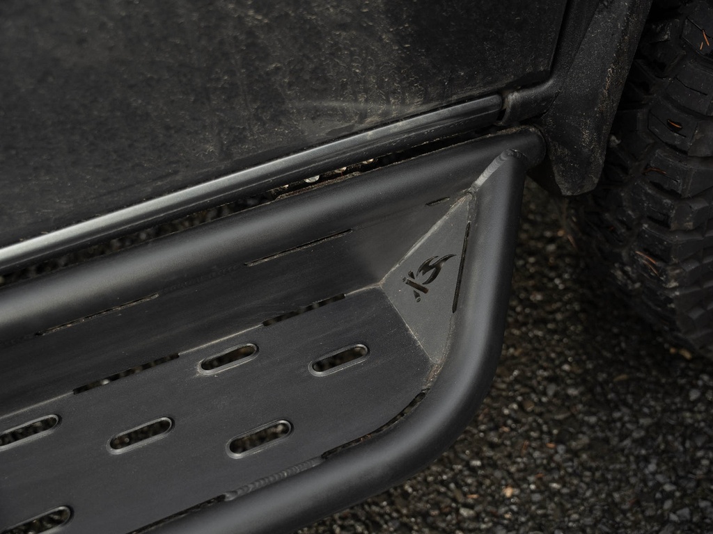 Winnebago EKKO Sprinter side steps - traction detail